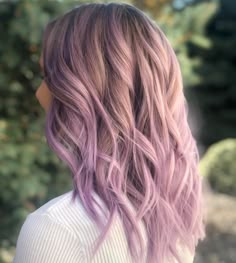 Blonde With Purple Balayage, Dark Blonde Purple Hair, Subtle Purple Highlights Blondes, Light Purple Blonde Hair, Pink Purple Blonde Hair, Blonde Purple Ombre Hair, Lavender Beige Hair, Blonde Purple Balayage, Blonde Hair With Lavender Highlights