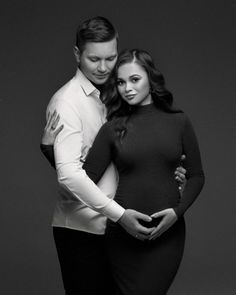 🤍🖤классическая красота Pregnancy Announcement Pictures, Studio Maternity Photos, Bridesmaid Pictures, Cute Pregnancy Pictures, Fun Family Photos, Couple Pregnancy Photoshoot, Maternity Photoshoot Outfits