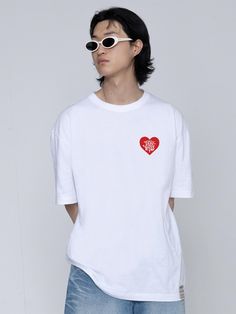 This is a casual and comfortable t-shirt that is made out of high quality cotton 100% fabric. With design detail of relaxed silhouette and woven logo label on the hem, it gives a trendy and refined look. - Double ribbed neckline- Unisex item- Urethane graphic print detail Logo Label, Ribbed Neckline, Small Heart, Graphic Prints, Design Details, Top Outfits, Mens Outfits, ? Logo, High Quality