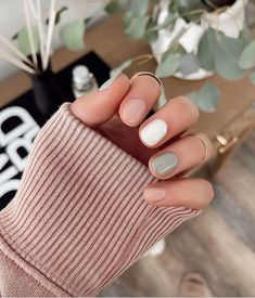 Cute Simple Nails Sage Green, Dip Nails Sage Green, Fall Gel Nails Ideas Short Simple, Painted Nails Ideas Polish Simple, Winter Season Nails Short, Green And Neutral Nails, Fall Color Gel Nails, Simple Nail Ideas Spring, Neutral Spring Nails Gel