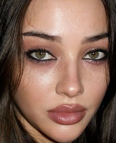 Everyday Y2k Makeup, Simple Minimalist Makeup, Make Up For Brunettes With Hazel Eyes, Grunge Makeup No Eyeliner, Dark Red Eyebrows, Quiet Grunge Makeup, 2012 Makeup Looks, Makeup Looks Downturned Eyes, Makeup For Dark Features