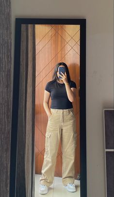 Crop Top Outfits With Cargo Pants, Crop Top With Cargo Pants, Beige Cargo Pants Outfit, Outfits With Cargo Pants, Maroon Top, Beige Outfit