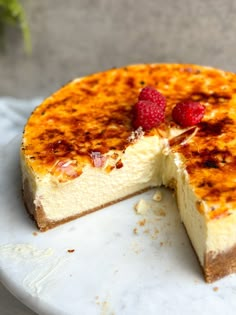 Crème Brûlée Cheesecake - BAKE WITH ZOHA Bake With Zoha Cheesecake, Creme Brulee Cheesecake Recipe, Brulee Cheesecake, Spinach Cake, Holiday Baking Ideas, Creme Brulee Cheesecake, Vanilla Bean Cheesecake, Cheesecake Bites Recipe, Brulee Recipe