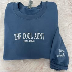 "GIFT FOR AUNT WITH EMBROIDERED THE COOL AUNT ANY EST YEAR 🔎 Are you looking for a gift that will truly make your aunt feel special ? ➤ Do you want to surprise your aunt with a gift that celebrates her new role as \"The Cool Aunt\" in a memorable way? ➤Are you looking for a gift that will make your aunt feel extra loved and excited about becoming a new aunt? 👉 So, why settle for generic gifts when you can give something truly special? ❗ Personalized please note: After placing your order, kindl Cool Aunt Aesthetic, Pregnancy Announcement To Aunt, Aunt Stuff, Aunt Announcement, The Cool Aunt, Aunt Sweatshirt, Cool Aunt, Aunt Life, New Aunt