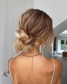 Soft Loose Updo, Beachy Wedding Hair Updo, Wedding Guest Summer Hairstyles, Long Hairstyles For Hot Weather, Summer Wedding Guest Hairstyles, Summer Wedding Guest Hair, Beachy Wedding Hair, Summer Bridesmaid Hair, Easy Bridal Hairstyles