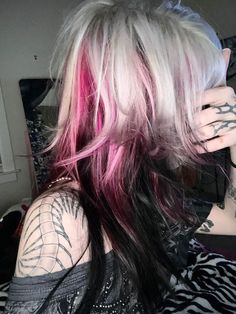 Short Hair Inspo, Pink And Purple Hair, Julia Fox, Look Grunge, Hair Dye Ideas, Dyed Hair Inspiration, Hair Streaks, Hair Inspiration Short, Dye Colors