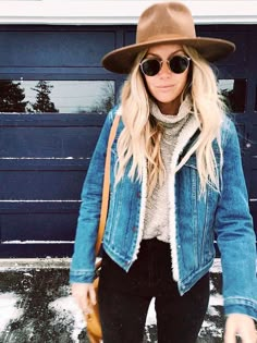 Macy Stucke, Beige Turtleneck, Denim Sherpa Jacket, Jeans Beige, Icon Icon, Fashion Blogger Style, Jacket Outfit, Marketing Online, Winter Trends