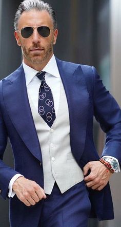 Mens Vest Fashion, A Man In A Suit, Man In A Suit, Most Stylish Men, Mens Fashion Smart, Mens Fashion Blog, Classy Men