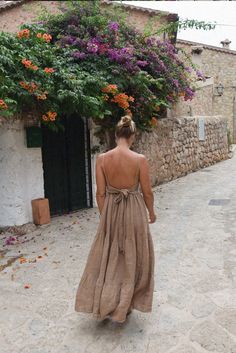 Style // The most beautiful neutral brown earth tone linen dress, with a low back and tie detailing With a square neck line, thin and feminine strapped sleeves and plunging low back, this dress is a celebration of carefree beauty and timeless style. Effortlessly comfortable and classically chic, the Alma Dress is designed with a self-tie at the back, ensuring the perfect fit for every silhouette. From casual strolls to special occasions, the Alma Dress is the perfect sunshine-inspired look! Fabr Spaghetti Strap Linen Dress, Low Back Linen Dress, Bridget Aesthetic, Linen Clothes Boho, Brown Linen Dress, Long Sleeveless Dress, Natural Linen Dress, Play Clothes, Clothes Basket