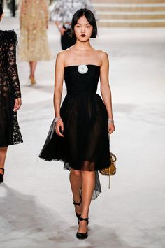 Black Dress Runway, Chanel Black Dress, Chanel Little Black Dress, Runway 2020, Chanel 2020, 90s Runway Fashion, Runway Outfits, Mode Chanel, Chanel Dress