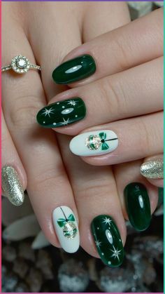 Green Nail Designs Christmas, Christmas Nail Acrylic Ideas, Green Sparkly Christmas Nails, Green New Years Nails, Christmas Nails Elegant Holidays, Christmas Nail Green, Gel Nail Designs Winter, Emerald Christmas Nails, Christmas Nail Art Green