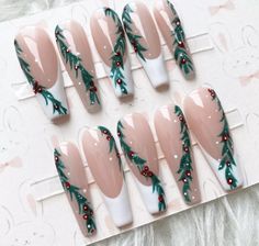 22 Creative Christmas Nail Art Ideas for the Holidays - College Fashion Xmas Press On Nails, Christmas Garland Nails, Mistletoe Nails, Christmas Lights Nails, Christmas Light Nails, Mistletoe Garland, Nail Noel, Christmas Nail Designs Easy, Nail Art Noel