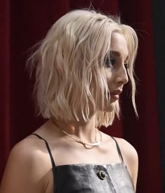 Emma Chamberlain Short Brown Hair, Emma Chamberlain Blonde Bob, Platinum Blonde French Bob, Emma Chamberlain Bob, Emma Chamberlain Haircut, Emma Chamberlain Short Hair, Bouncy Bob Haircut, Emma Chamberlain Hair, Blonde 2023