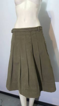 "Perfect condition MaxMara skirt,two lateral pocket have pleated front made in cotton and elastan. Serial number RN 73136 Measuremant Waist 78 cm   31\" Hips 102 xm  40\" Length 65 cm  25.5\" USA 10   ,F,B 42    EVR 40" Haute Couture Style, Mid Length Skirt, Useful Ideas, Wedding Classy, Coats Vintage, Fashion Office, Work Blouses, Pants Women Fashion, Mode Boho