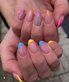 Vibrant Vacation Nails, Spring Break Nails 2024 Short, Acrylic Nails For Spring Break, Nails With Circles, Bright Design Nails, Summer Nail Inspo Short Almond, Bright Spring Break Nails, Spring Funky Nails, Fun Spring Break Nails