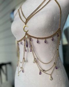 Chest Chain Body Jewelry, Diy Chain Harness, Chain Harness Outfit, Celestial Outfit Aesthetic, Goddess Inspired Outfits, Fae Clothes, Fae Aesthetic Clothes, Mythical Outfits, Fae Jewelry