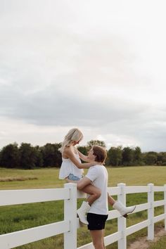 Couples country photography Boyfriend Fall Pictures, Fall Inspo Pictures Couples, Hoco Photoshoot Couples, Couples Fence Photography, Fence Couple Pictures, Couple Photoshoot Poses Country, Cute Couple Pics Western, Fall Couple Pics Ideas, Couple Poses Country