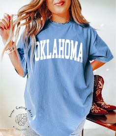 Minimalist Oklahoma T-Shirt, Comfort Colors®, Oklahoma Fan Crewneck, boho Oklahoma Shirt Oklahoma Gift, Crewneck Sweatshirt Vintage Oklahoma Hi, thank you so much for shopping with us! ❤️ ◦ ◦ ◦ ◦ ◦ size and material ◦ ◦ ◦ ◦ ◦ ◦ Comfort Colors® Original Garment-Dyed T-shirt ◦ Unisex Adult T-Shirt ◦ Soft and comfy ◦ Garment-dyed and soft-washed for a comfortable vintage look and feel ◦ Relaxed fit ◦ 100% ring-spun cotton ◦ The way that we print our sweatshirts is Direct-to-Garment printing, meaning that the ink is printed INTO the shirt. This provides an extremely durable and professional look (not vinyl).  ❤️❤️ IF YOU WANT AN OVERSIZED LOOK PLEASE CHOOSE A SHIRT THAT IS 2 SIZES LARGER THAN YOUR USUAL SIZE  ◦ ◦ ◦ ◦ ◦ care instructions ◦ ◦ ◦ ◦ ◦ ◦ Machine wash: cold (max 30C or 90F) ◦ Do not Bohemian Soft-washed Tops With Crew Neck, Bohemian Style Soft-washed Crew Neck Tops, Bohemian Soft-washed Crew Neck Top, Sweatshirt Vintage, Professional Look, Vintage Sweatshirt, Dye T Shirt, Vintage Look, Oklahoma