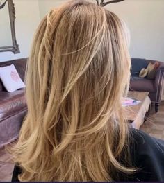 Middle Length Layered Hair, Blonde Hair Inspiration Shoulder Length, Light Layers Haircut Medium, Middle Length Haircut With Layers, Layers For Medium Length Hair Straight, Blonde Long Layers Straight, Honey Blonde Hair Long Layers, Middle Length Haircut, Blonde Highlights 90s Layers