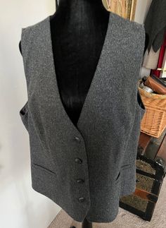 In excellent condition, this vintage grey vest from J Jill in boucle wool blend fabric. Shell is 46% polyester, 21% acrylic, 16% wool, 13% viscose, 1% spandex, 3% other. Lining is 51% polyester and 49% rayon. Made in the Philippines Fitted Wool Sweater Vest For Winter, Formal Wool Vest For Winter, Formal Winter Wool Vest, Fitted Gray Sweater Vest For Winter, Fitted Gray Sweater Vest For Fall, Gray Fitted Sweater Vest For Fall, Tailored Wool Vest For Winter, Fitted Wool Sweater Vest For Fall, Gray Winter Workwear Vest