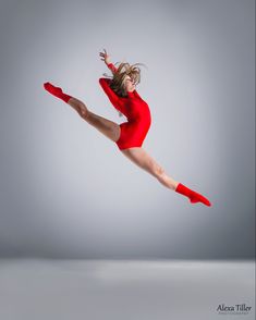 Dancer in all red leaping in the air white background photoshoot Christmas Dancers Photography, Dance Christmas Photography, Dance Studio Photoshoot, Belle Photoshoot, Gymnastics Photoshoot, Ballet Leap, Dance Senior Pictures