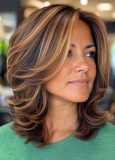 Layered Bob Haircut, Voluminous Caramel Highlights Womens Layered Haircut Medium, Caramel Short Hair, Haircut Ideas Brown Hair, Carmel Highlights, Ideas Haircut, Hair Dye Ideas, Haircuts For Medium Length Hair, Textured Layers, Layered Haircuts For Medium Hair