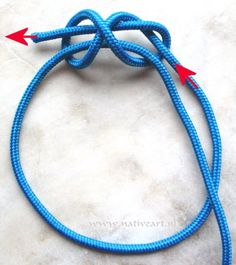 a blue rope with two red arrows on it