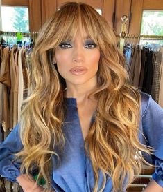 Jlo Makeup, Jlo Hair, Jlo Style, Jennifer Lopez Hair, Long Shag Haircut, Golden Highlights, Hair Color Chart, Fringe Hairstyles, Long Hair With Bangs