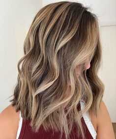 Low-Maintenance Medium Dark Blonde Hairstyle Dark Blonde Hairstyles, Tmavý Blond, Dark Blonde Hair Color Ideas, Dark Blonde Bobs, Balayage Hair Ideas, Dark Blonde Balayage, Brunette With Blonde Highlights, Balayage Caramel, Dark Blonde Highlights