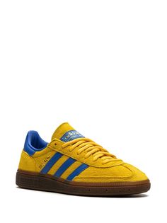 Find ADIDAS Handball Spezial Sneakers on Editorialist. yellow/royal blue suede signature 3-Stripes logo contrasting heel counter round toe front lace-up fastening logo patch at the tongue branded insole gum-rubber sole These styles are supplied by a premium sneaker marketplace. Stocking only the most sought-after footwear, they source and curate some of the most hard to find sneakers from around the world. Handball Players, Adidas Handball Spezial, Adidas Handball, Handball Spezial, Yellow Sneakers, Yellow And Blue, Football Fans, Blue Suede, Patch Logo