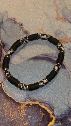 Black/White/Gold clay beads Clay Bead Bracelet Ideas Black And White, Black And White Clay Bead Bracelet, Black Clay Bead Bracelet, Gold Clay Bead Bracelet, Charm Crafts, Bracelet Heishi, Make Clay Beads, Pony Bead Bracelets