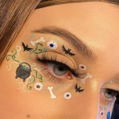 Halloween Graphic Eyeliner, Skeleton Eyeliner, Eye Make Up Halloween, Skeleton Eye Makeup, Halloween Graphic Liner, Halloween Eye Looks, Eyeliner Halloween, Halloween Eyeliner, Makeup Ojos