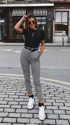 Capri Pants Outfits, Modeling Poses, Doc Martens Outfit, Turtleneck Outfit, Paris Mode, Edgy Chic, Outfit Jeans, Skirt Maxi, Ootd Hijab