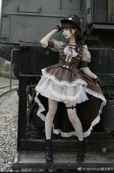 Time Keeper Outfit, Circus Outfit Women, Time Traveler Outfit, Fete Emo, Old Fashion Dresses, Anime Things, Steampunk Clothing