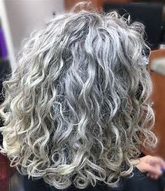 Minimalisticky Chic, Gorgeous Gray Hair, Beautiful Gray Hair, Natural Gray Hair, Gray Hair Highlights, Long Gray Hair