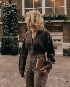 70+ Stunning Dark Academia Outfits Female for Spring, Summer, Fall and Winter - Girl Shares Tips Academia Aesthetic Outfit, Dark Academia Outfits, Dark Academia Outfit, Academia Outfits, Mode Hippie, Academia Style, Academia Fashion, Mode Boho, Neue Outfits