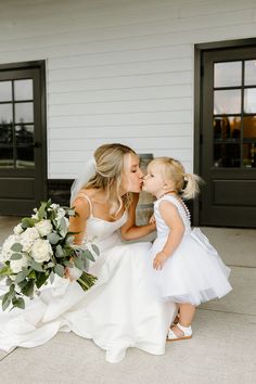 Bride with flower girl who is her daughter on wedding day kissing Wedding Mother And Daughter, Wedding Photo Ideas Daughter, Flowergirl Wedding Pictures, Daughter Of Bride Dress, Bride And Step Daughter Pictures