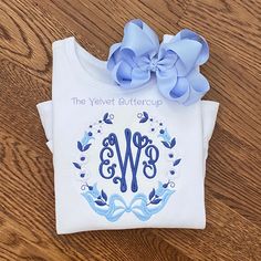 Blue Floral Monogram Ruffle Tee Bow Trend, Bodysuit Short Sleeve, Soft Girl Style, Summer Monogram, Embroidery Summer, Monogram Baby Girl, Monogram Baby, Monogram Ideas, Newborn Bodysuit