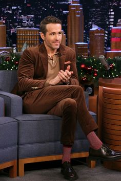 Casual Interview Outfit, What To Wear For An Interview, Burgundy Outfit Ideas, Ryan Reynolds Style, Interview Clothes, Billboard Women In Music, Burgundy Outfit, Best Dressed Man, Crazy Outfits