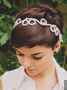 Pixie Hair Accessories, Spiky Haircuts For Women, Wear A Headband, Bandana Headbands, Pixie Cut Styles, Big Braids, Mia Farrow, Wavy Bob Hairstyles, Louise Brooks