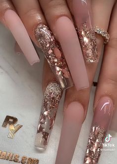 Coral And Gold Nails, Junk Nail Designs, Rose Gold Nails Acrylic, Glitter Gel Nail Designs, Nail Glam, Gold Acrylic Nails, Luminous Nails, Halloween Acrylic Nails, Sassy Nails