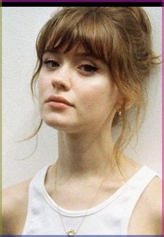 Curtain Bangs Above Eyebrows, 70s Buxom Bangs, Curtain Bangs Shaggy Hair, 70s Midlength Haircuts, Kristen Bell Bangs, Gen Z Bangs, Hippy Bangs, Small Forhead Bangs Hair, 60s French Hair