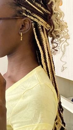 colors 33 & 613 double skunk stripe knotless box braids with curly ends Blonde Skunk Stripe Knotless Braids, Brown Braids Curly Ends, Skunk Hair Braids, Dark Brown And Blonde Braids, Skunk Hair Brown And Blonde, Color 33 Braids, Skunk Braids, 613 Knotless Braids, Brown And Blonde Braids