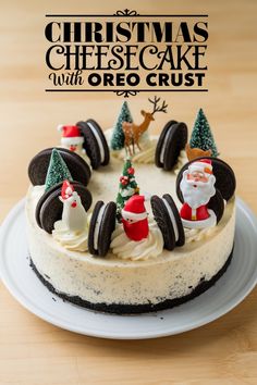 Christmas cheesecake topped with Oreo cookies, festive decorations, and Santa figures. Christmas Cheesecake Gluten Free, Christmas Cheesecakes, Oreo Crust Recipe, Cheesecake With Oreo Crust, Cranberry Christmas Cake, Oreo Crust Cheesecake, Christmas Cheesecake, Gluten Free Cheesecake