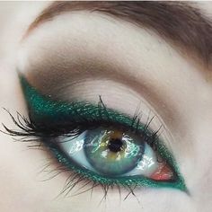 Love! Tori Biohazard created this exquisite emerald winged liner look using #Sugarpill Junebug and #ConcreteMinerals Swamped eyeshadows. Fete Emo, Green Eyeliner, Sugarpill Cosmetics, Cat Eye Makeup, Winged Liner, Eyeliner Tutorial, Beauty Eyes