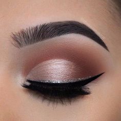 Eyeliner Trends, Light Pink Eyeshadow, Glitter Eyebrows, Teknik Makeup, Party Eye Makeup, Eyeliner Glitter, Make Up Designs, Eyeliner Tips, Makeup For Hazel Eyes