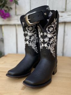 Botas Vaqueras - Bota Vaquera - Botas para Mujer Vaqueras - Botas de Mujer Vaqueras -Botas para Mujer Vaqueras - Botas Bordadas para Mujer Western Boots For Women, Cute Cowgirl Boots, Boot For Women, Bota Country, Country Style Outfits, Looks Country, Embroidered Boots, Vintage Denim Jeans