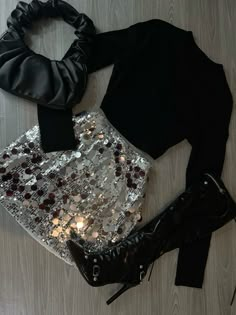 #outfits #merrychristmas #happynewyear #faldaplateada Silver Black Outfit, Sparkly New Years Outfit, 21st Birthday Dinner Outfit, New Years Eve Outfits Skirt, Christmas Gala Outfit, Winter New Years Outfit, New Year Outfit Ideas Parties, Outfit New Year Party Night Out