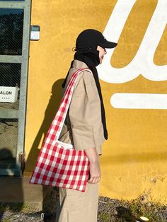 Editor's NoteRHEEMIN's bag is natural and essential for everyday wear. - Vintage colored check pattern- Good water repellent effect- Fabric with a dense and strong texture- Square frame bag Measurements (in.)- Size: 7.87 in. (W) * 6.30 in. (H)- Handle: 3.94 in. Composition & Care- PVC Canvas (50% Poly, 50% Cotton), Oxford Canvas, Cotton- Avoid direct heat or moisture- Professional cleaning is neededDesigner- by RHEEMIN Frame Bag, Professional Cleaning, Square Frame, Check Pattern, Square Frames, Vintage Colors, Repellent, Water Repellent, Everyday Wear