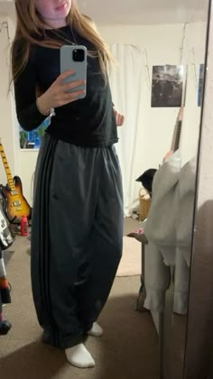 Adidas outfit, adidas tracks, adidas bottoms, adidas joggers, black top outfit, baggy outift, baggy style, baggy, fashion, style, outfit ideas Downtown Girl Fits, Black Top Outfit, Baggy Fashion, Baggy Joggers, Outfit Adidas, Adidas Bottoms, Joggers Black, Adidas Joggers